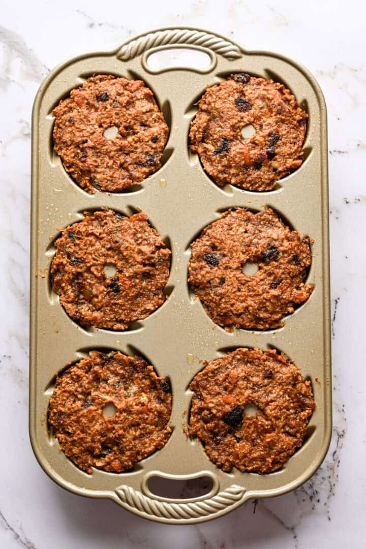 Figgy pudding in tulbandvormpjes na het bakken.