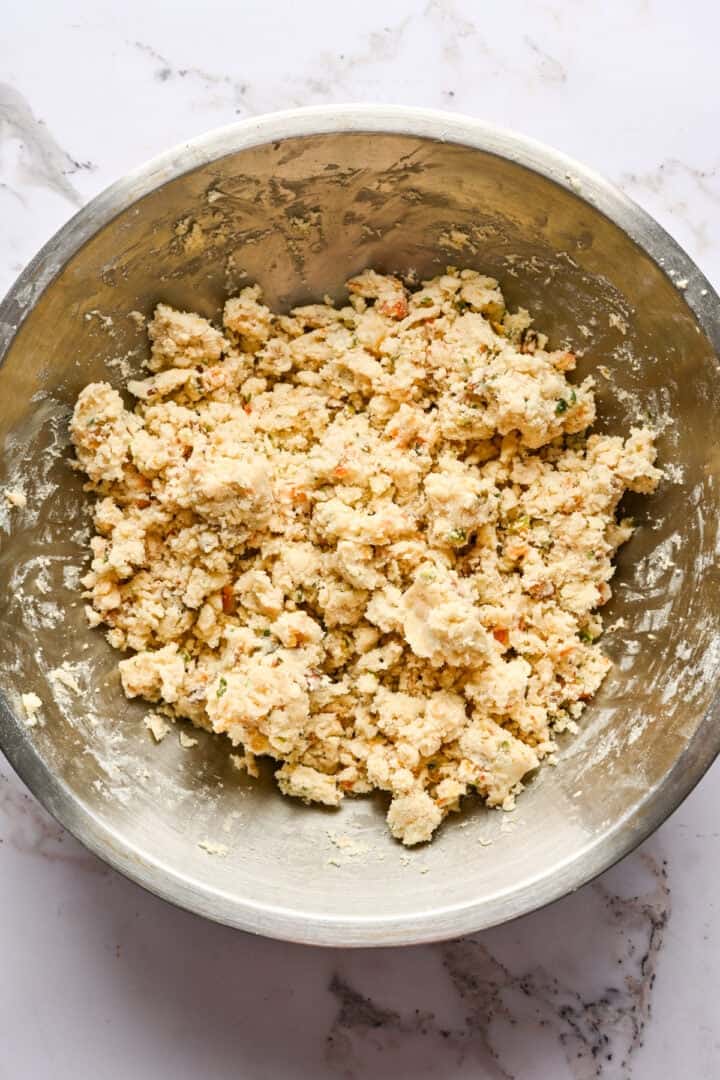 bovenaanzicht van panettone koekjesdeeg in een kom.