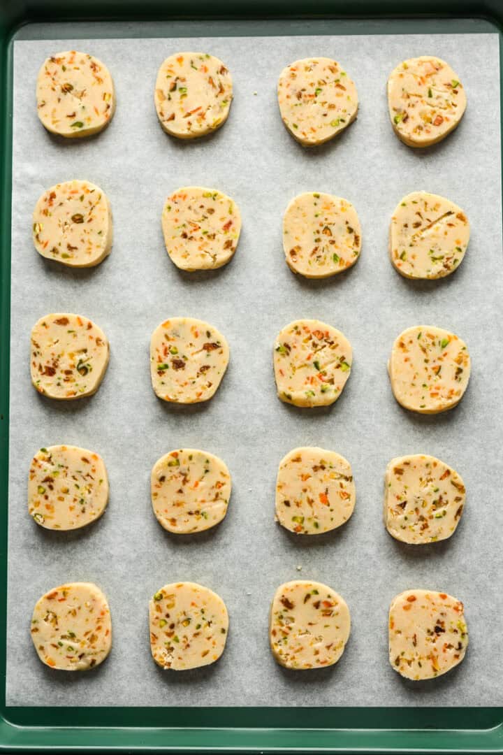 panettonekoekjes vóór het bakken.