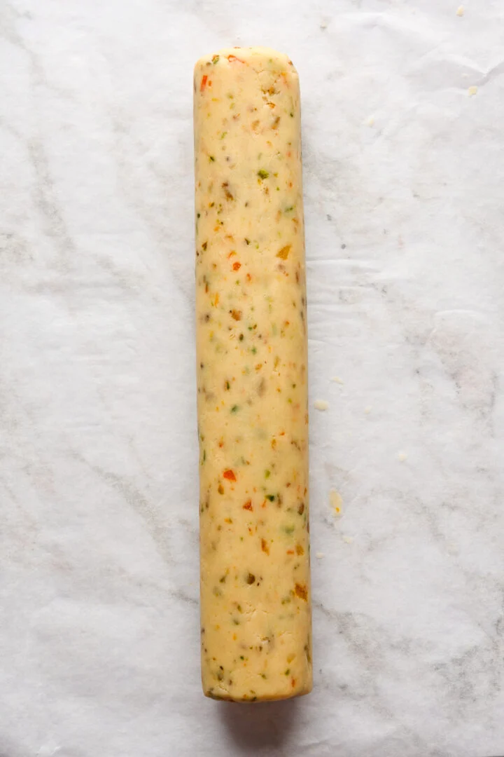 bovenaanzicht van een stuk panettone-koekjesdeeg.