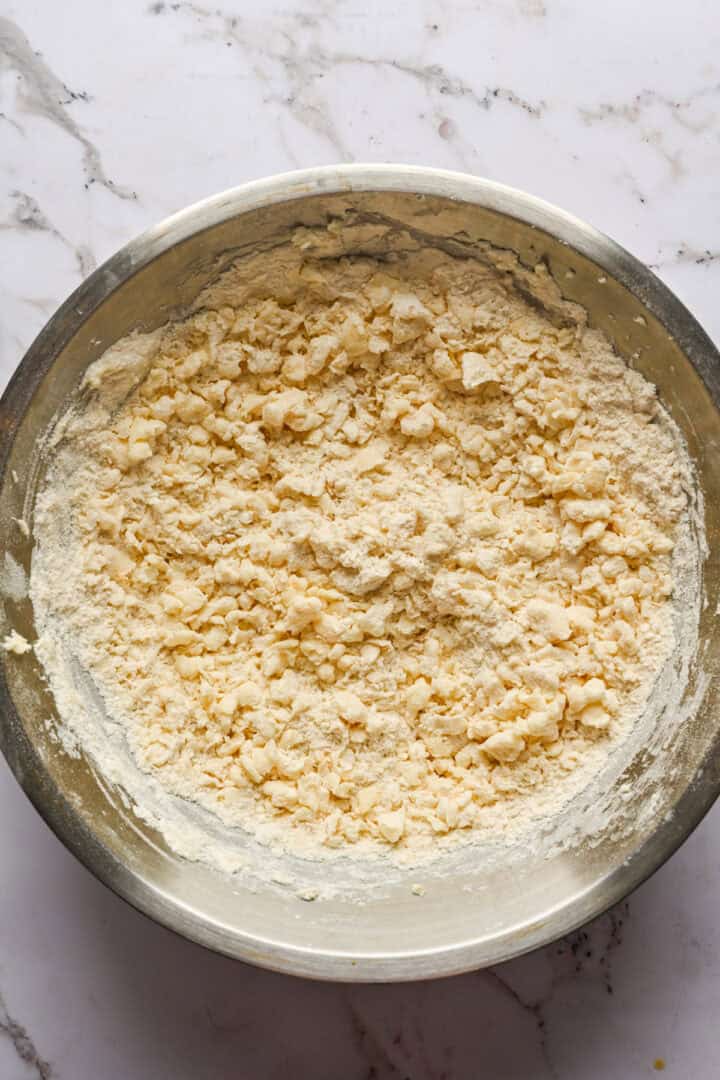 droge en natte ingrediënten gecombineerd voor koekjesdeeg.