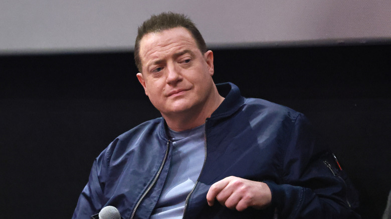 Acteur Brenda Fraser zit en kijkt naar één kant