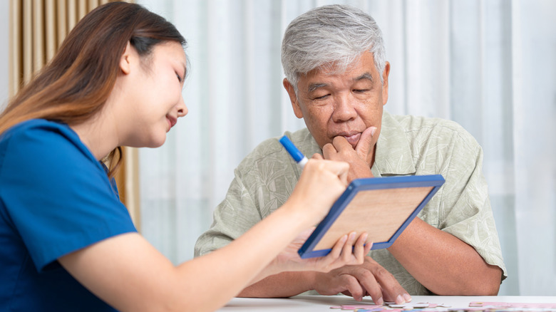 oudere man die cognitieve testen ondergaat