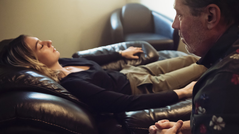 vrouw in een hypnosesessie