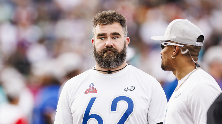 Jason Kelce kijkt met grote ogen naar de hoek in een voetbaluniform.