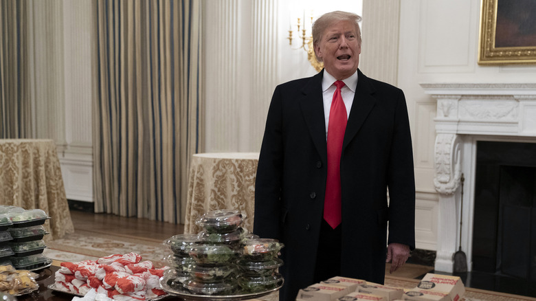 President Donald Trump staat voor fastfood
