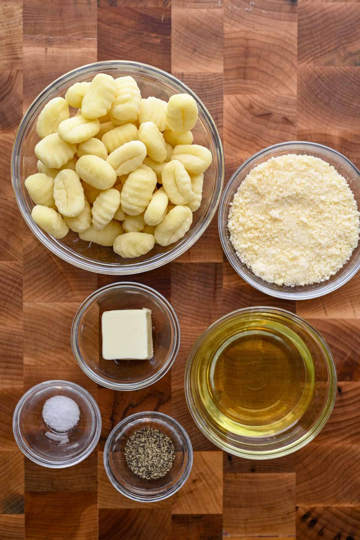 Bovenaanzicht van ingrediënten voor gnocchi uit de airfryer in aparte kommen.