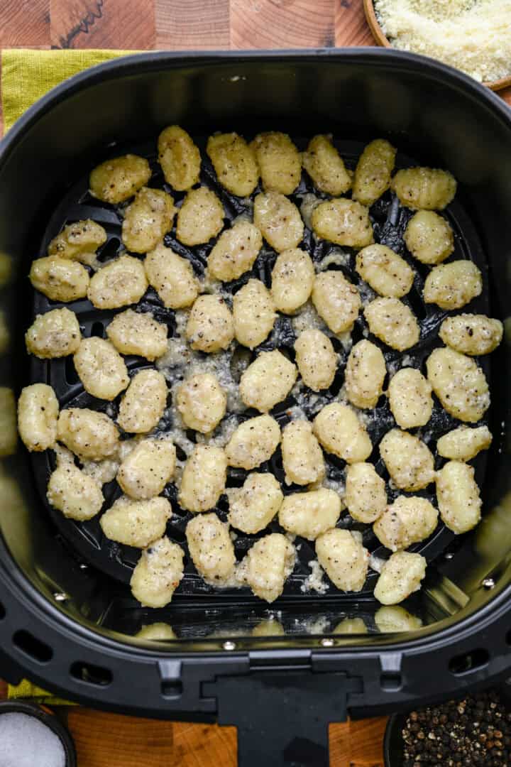 Gnocchi in de mand van de airfryer vóór het koken.