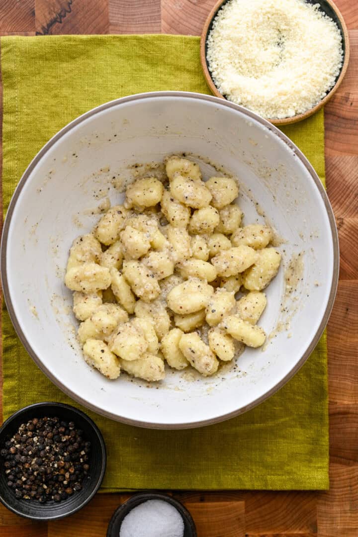 Gnocchi gemengd met boter en kaasmengsel.