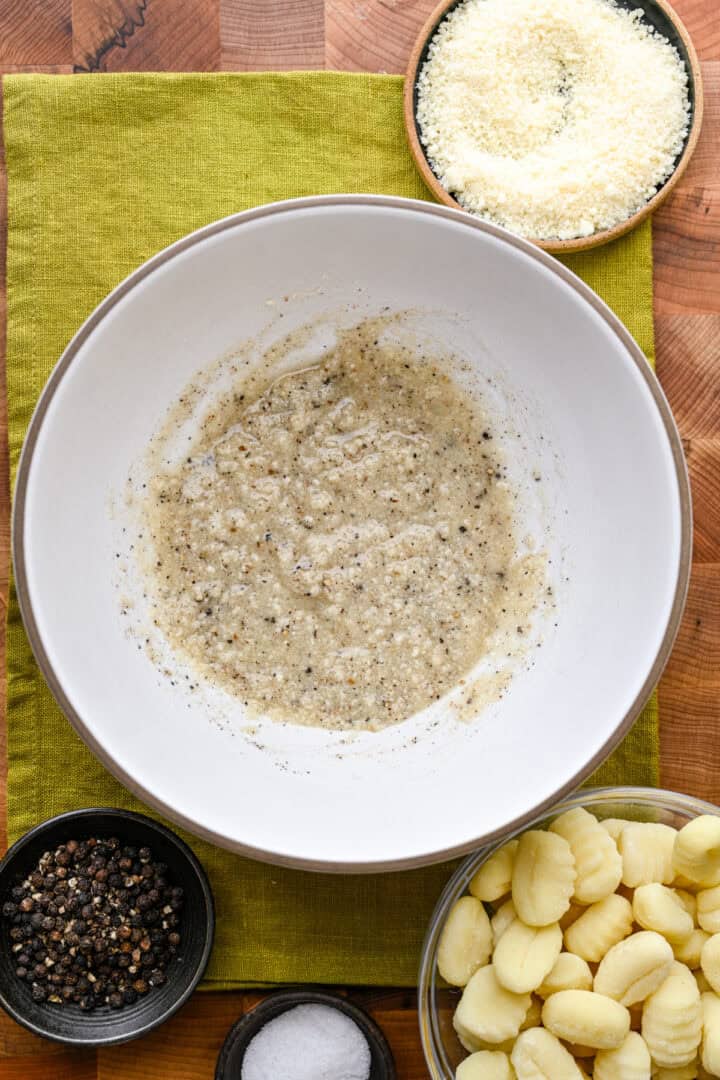 Gesmolten boter, olijfolie, Parmezaanse kaas, zout en peper na het mengen.