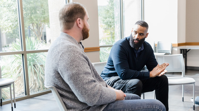 man tijdens therapiesessie voor geestelijke gezondheidszorg