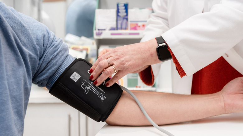 patiënt krijgt een bloeddrukmeting