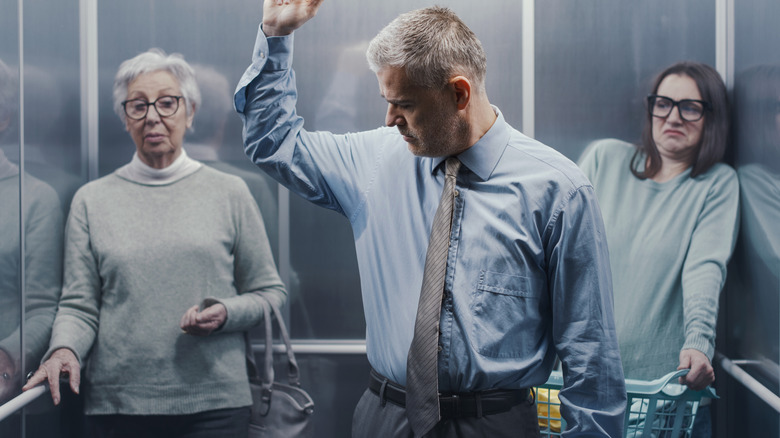 man in lift wiens geur twee vrouwen beledigt