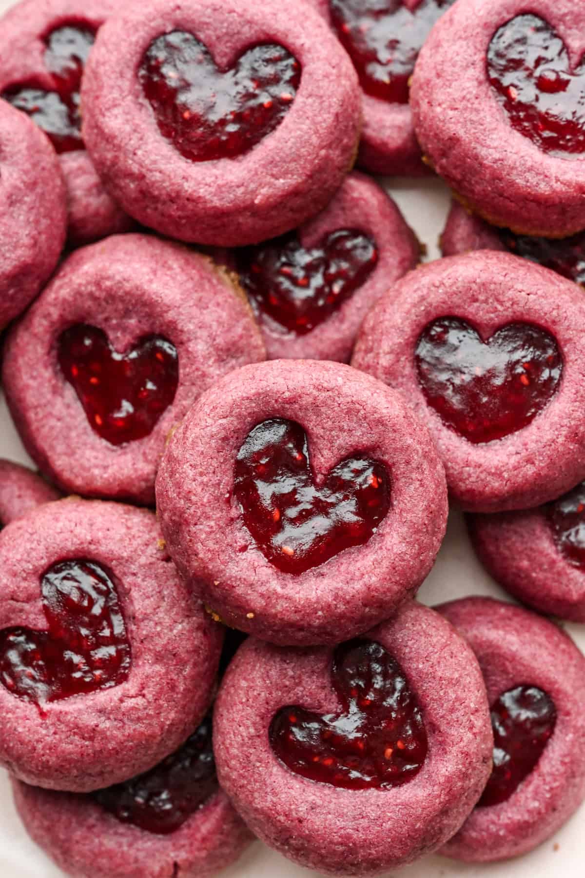 Close-up van Raspberry hart vingerafdruk cookies.