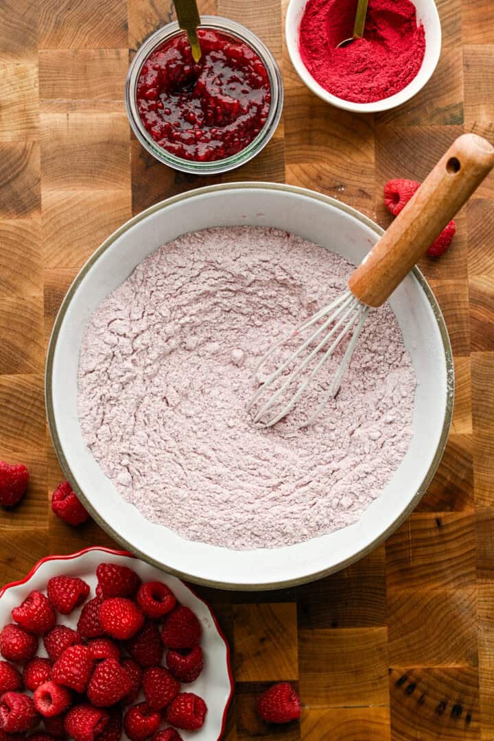 Droge ingrediënten samen gemengd in een kom.