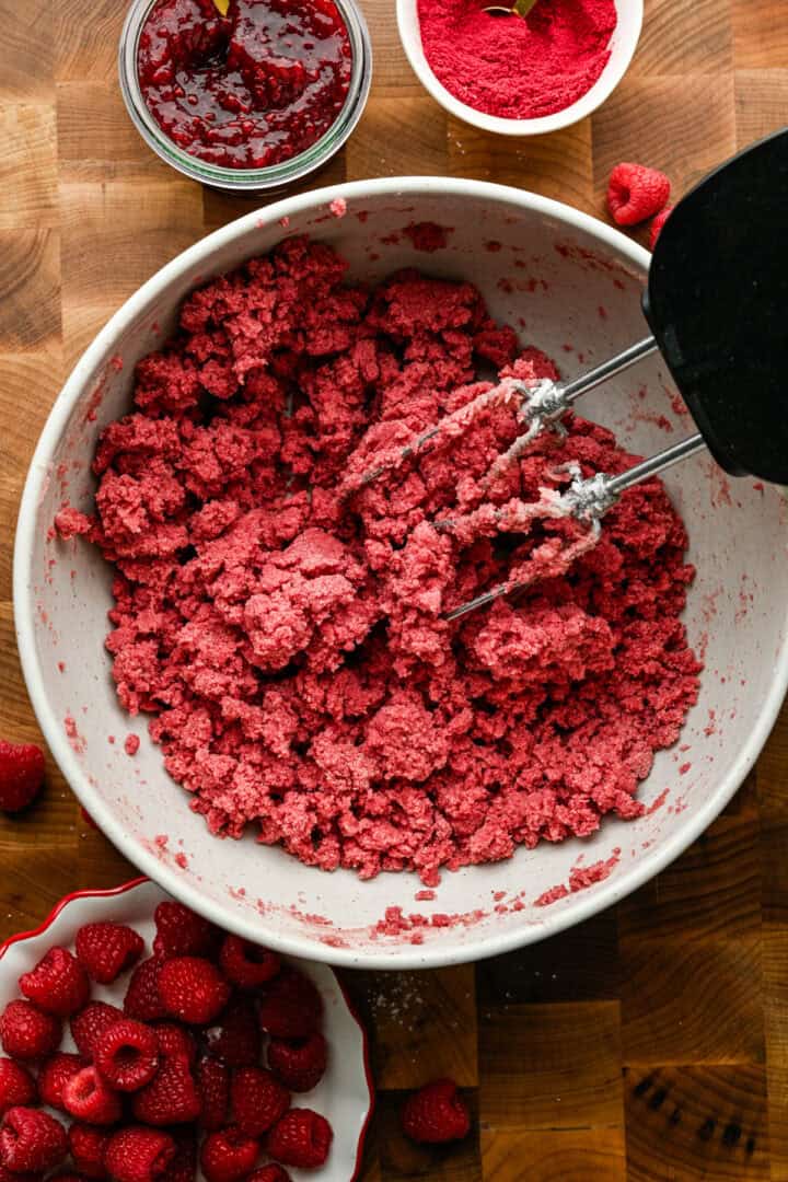 Frambozenvingerafdruk koekjesdeeg in een kom.