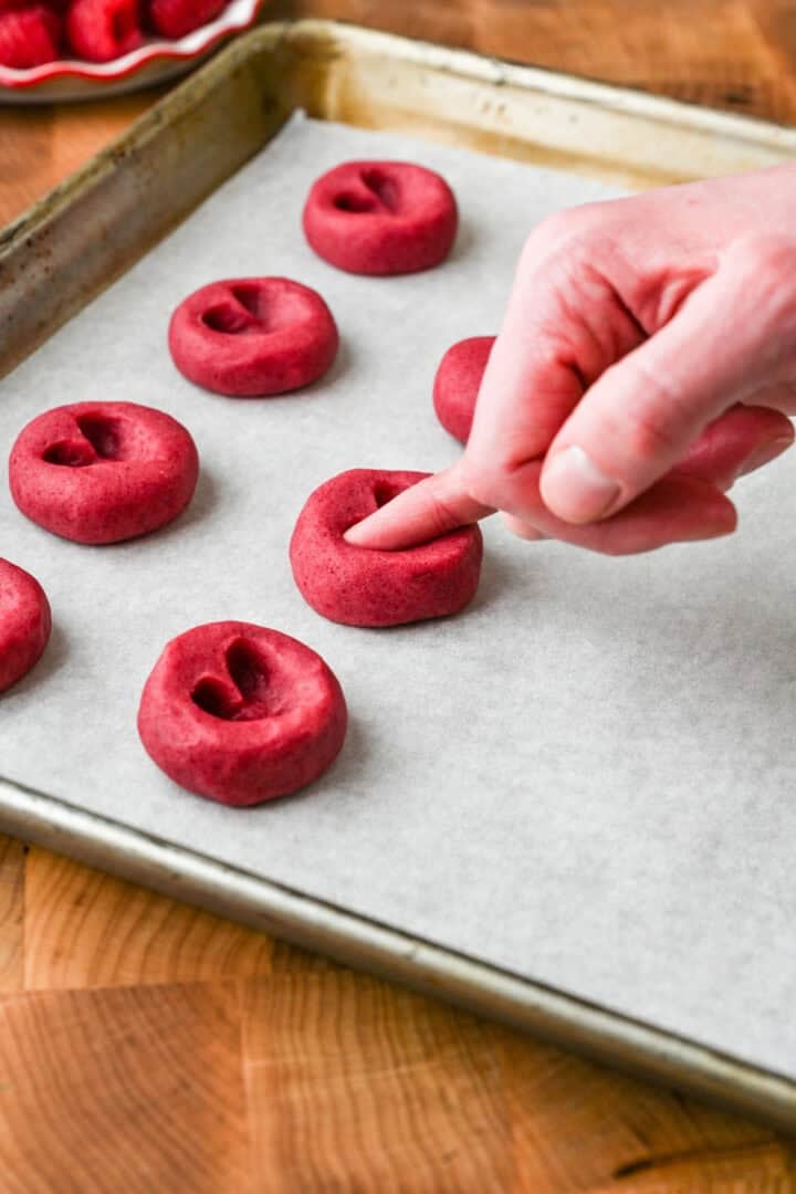 Maak met een pinkvinger een hartvormige inkeping in het koekje.