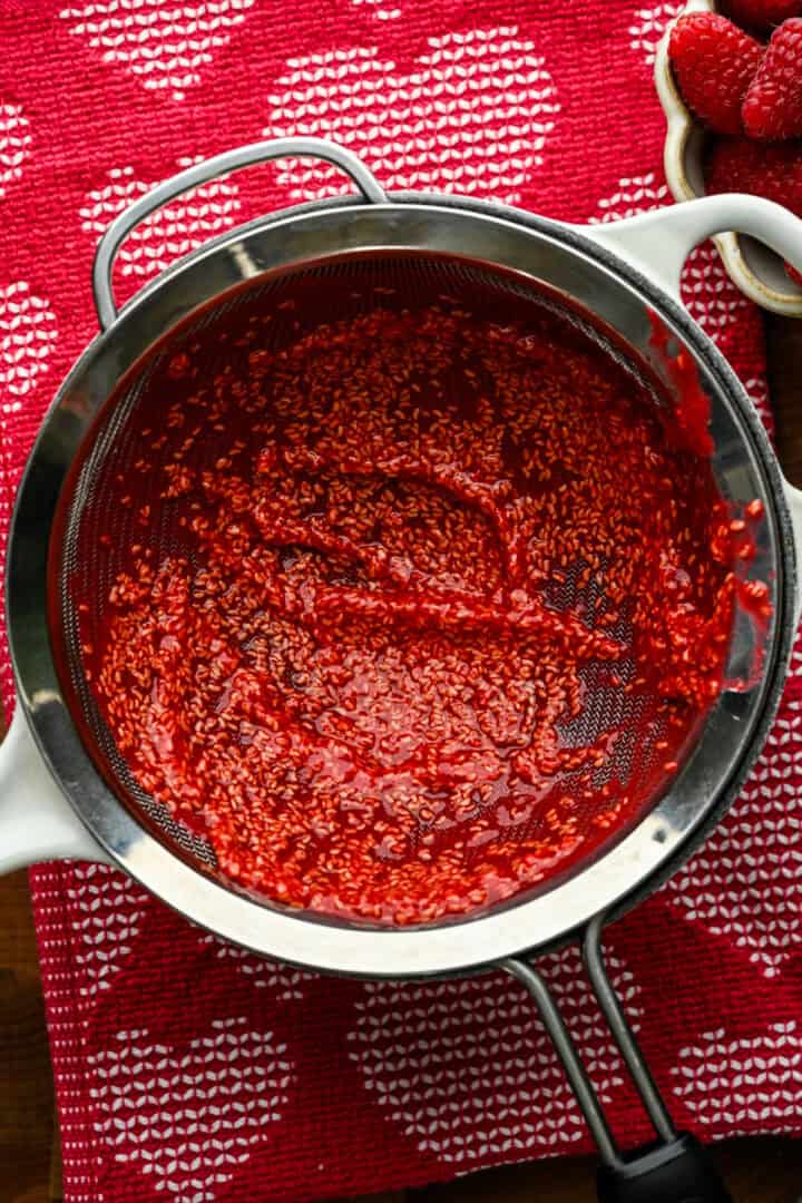 Gezeefde frambozenpuree.