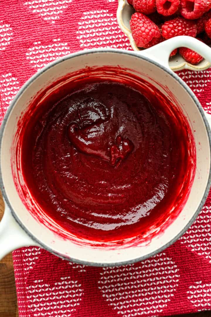 Gelatine toegevoegd aan frambozenpuree.