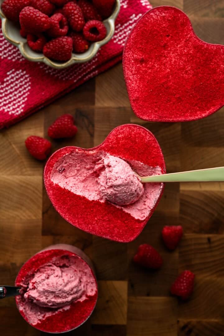 Bovenaanzicht van frambozenmousse.