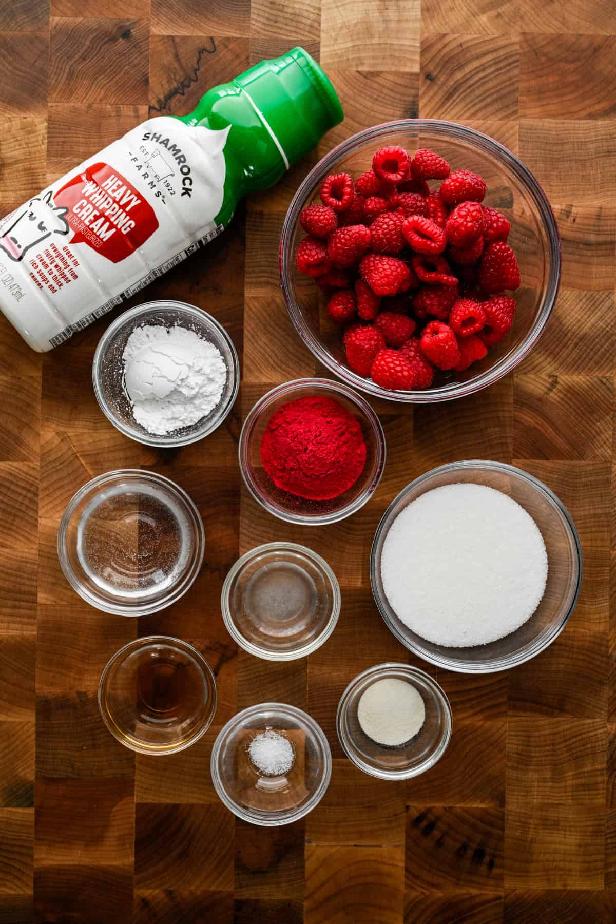 Ingrediënten voor frambozenmousse, van bovenaf gezien.