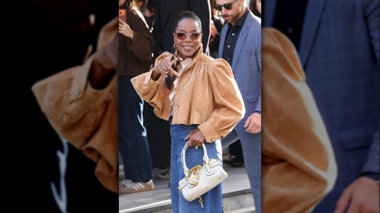 Oprah Winfrey tijdens een prijsuitreiking, gekleed in een strakke zwarte jurk