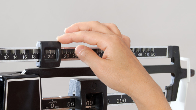 hand aanpassen medische schaal van arts