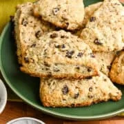 Close-up van Ierse sodabroodscones gestapeld op een groene plaat.