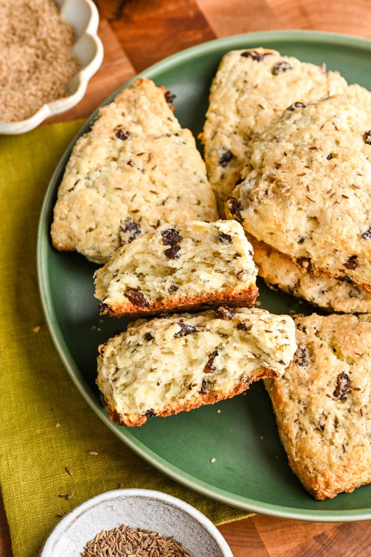 Ierse sodabroodscone in tweeën gebroken om het interieur op een groen bord te laten zien.