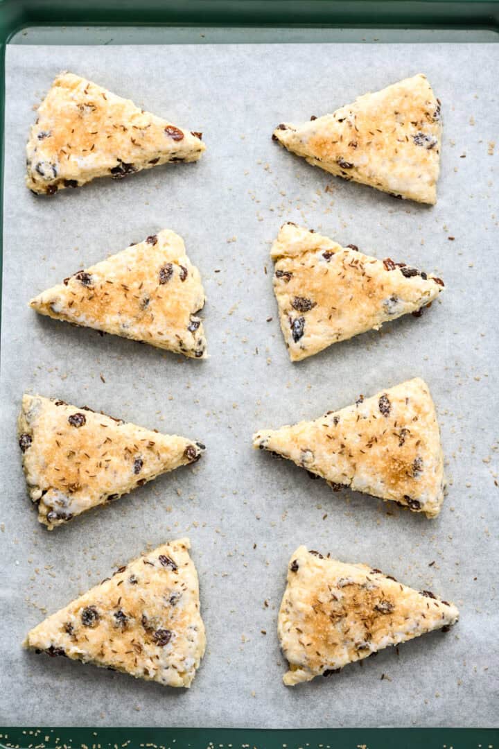 Ierse sodabroodscones op een bakplaat voor het bakken.