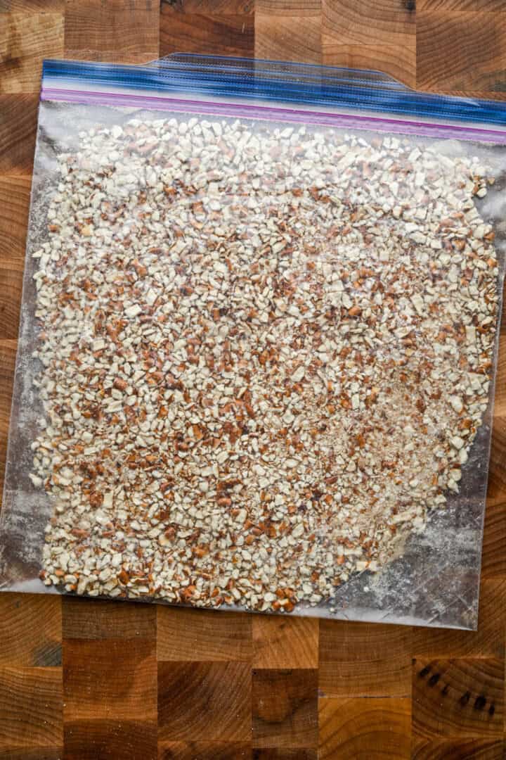 Bovenaanzicht van gemalen pretzels in een zak.