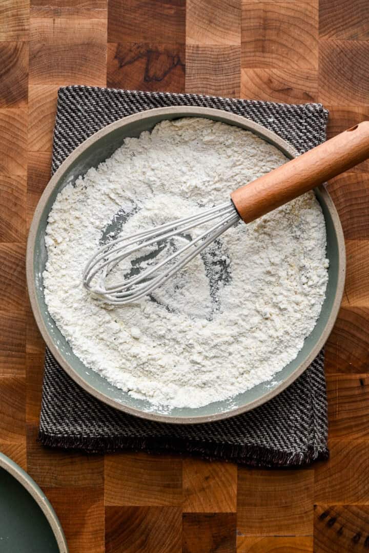 Bovenaanzicht van bloem in een kom.