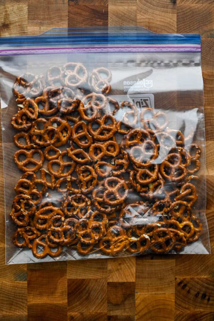 Pretzels in een plastic zak voordat ze worden verpletterd.
