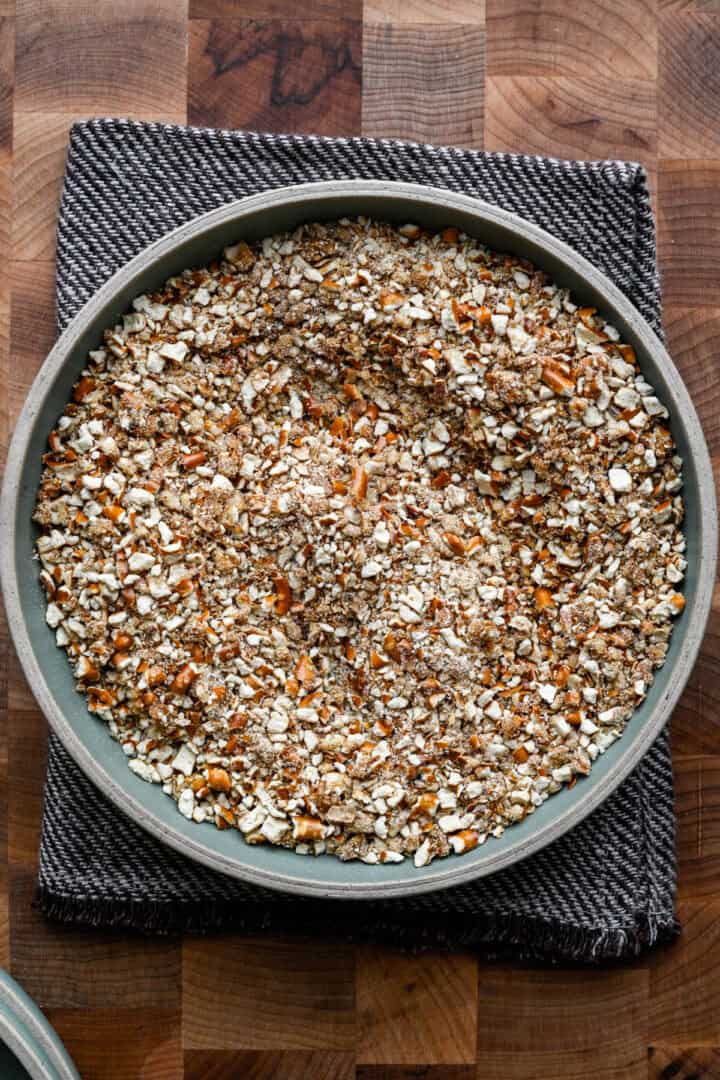 Bovenaanzicht van pretzels in een kom.