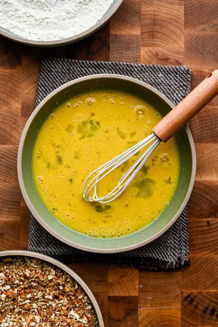 Eieren samen kloppen in een kom.