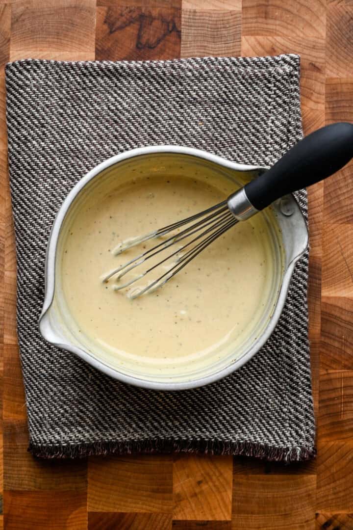 Honingmosterd nadat het samen is geklopt.