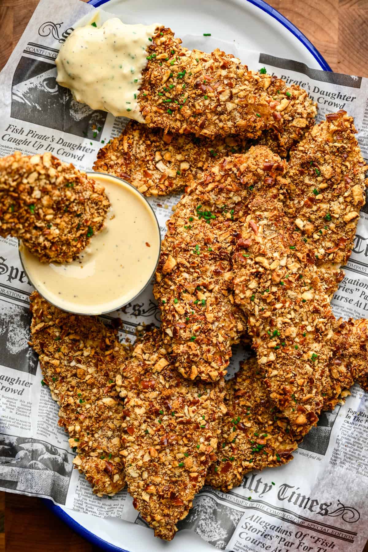 Bovenaanzicht van kip-offertes op een bord.