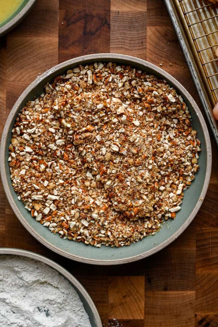 Bovenaanzicht van kip-offertes in de krakelingbagger.