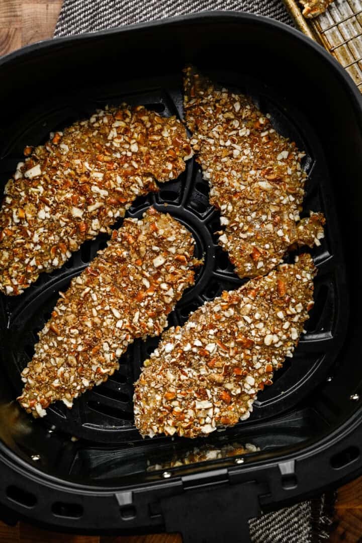 Kip offertes in een airfryer voordat ze worden gekookt.