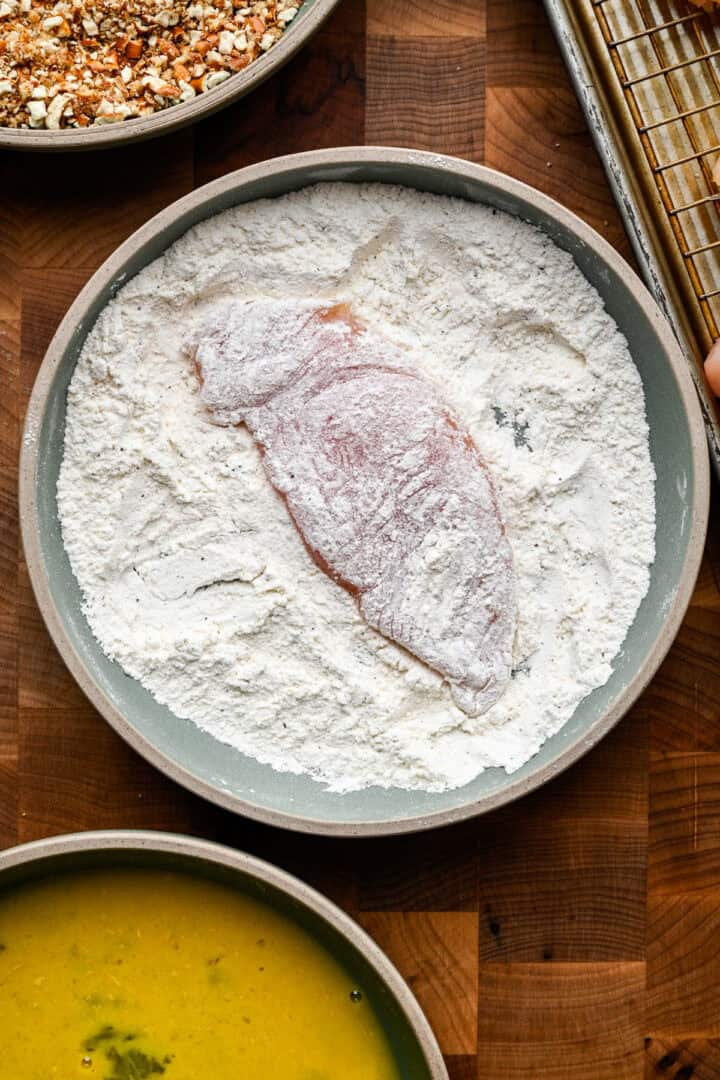 Bovenaanzicht van kip mals in meelbagger.