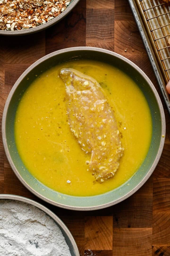 Bovenaanzicht van kippenoffertes in eierbaggermachine.