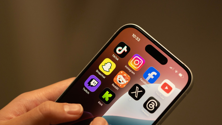 afbeelding van een iPhone met sociale media-apps