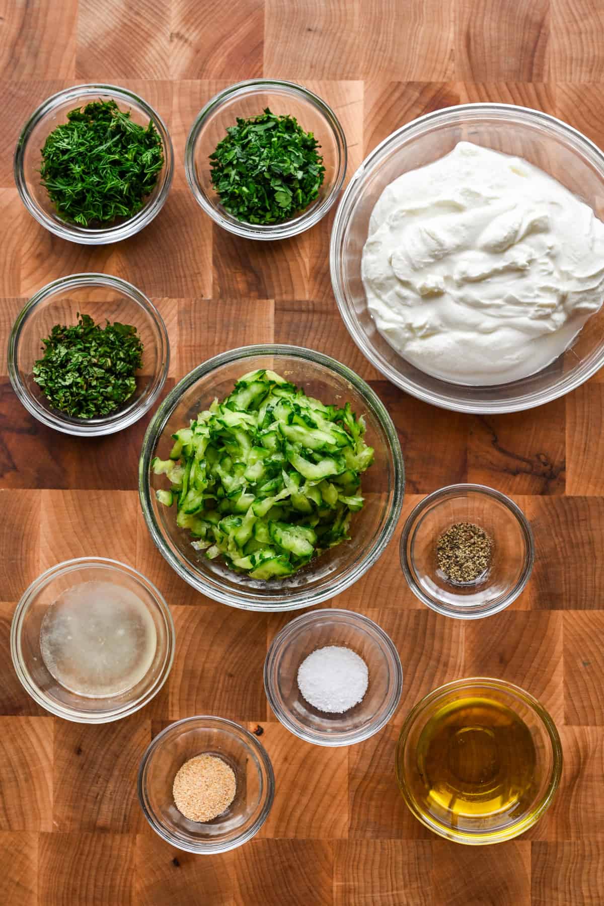 Ingrediënten voor de tzatzikidressing.