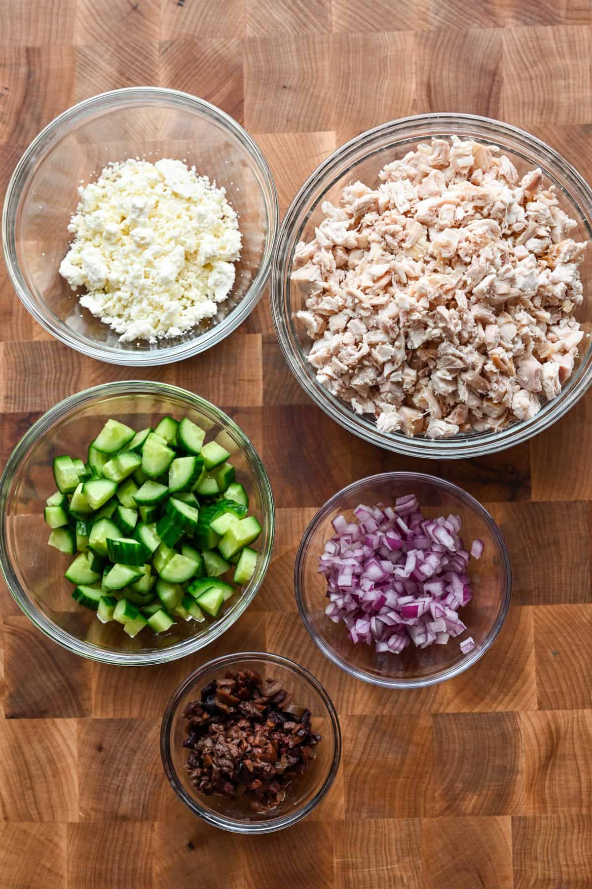 Ingrediënten voor de tzatziki-kipsalade.