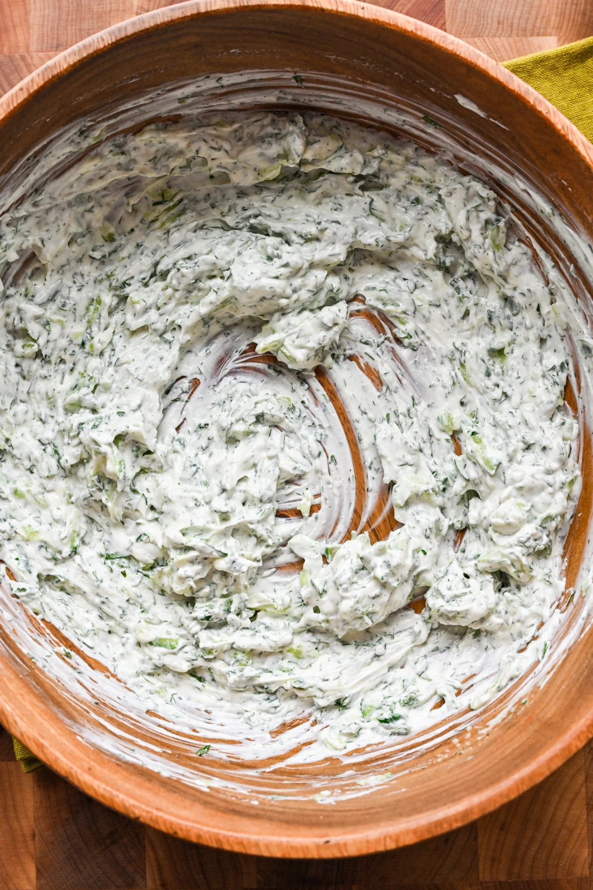 Ingrediënten voor de tzatzikidressing gemengd in een kom.