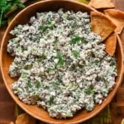 Tzatziki-kipsalade in een serveerschaal.