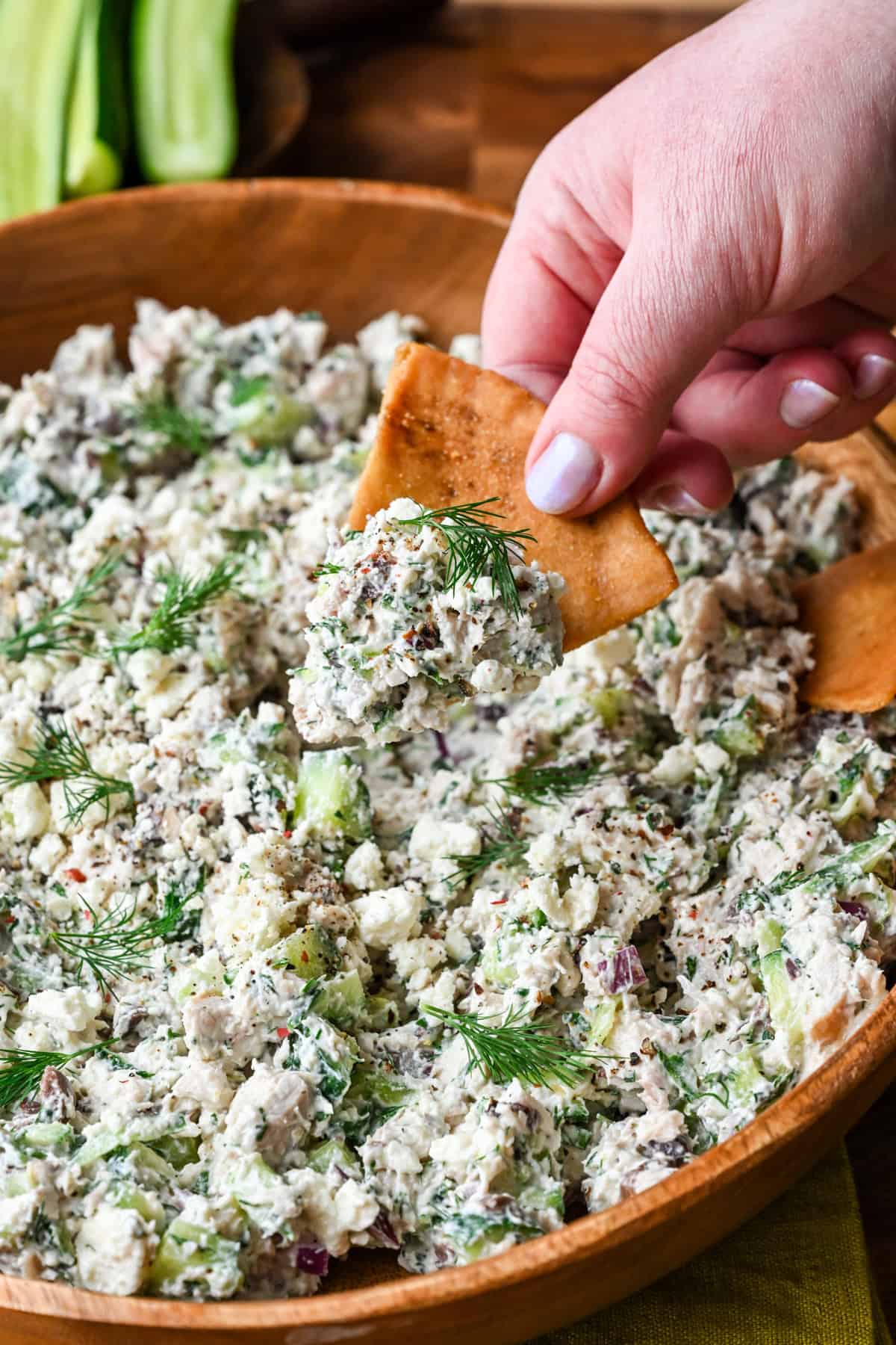 Tzatziki-kipsalade op een pitabroodje geschept.