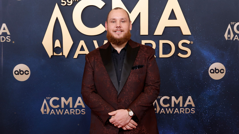 Luke Combs bijwonen van de CMA Awards 2025 in Music City Center