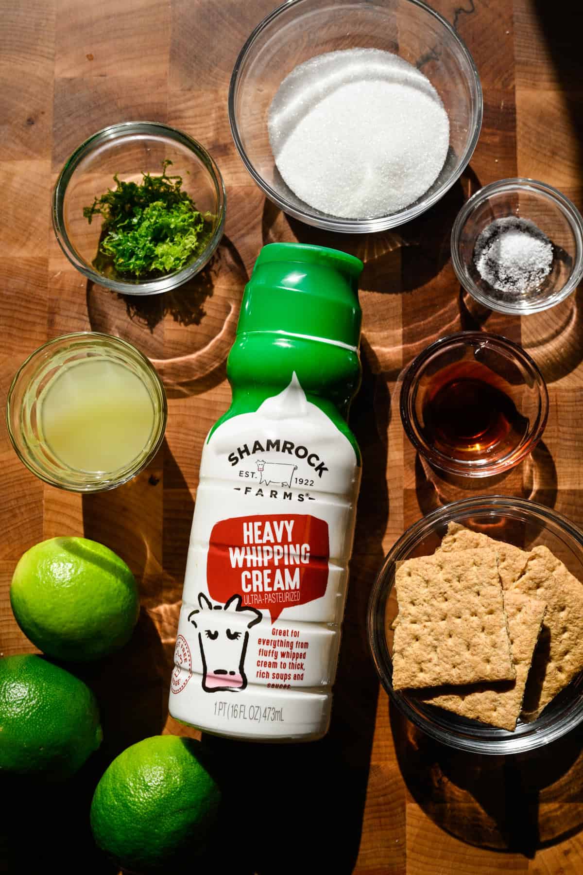 bovenaanzicht van ingrediënten voor limoenbezit. 