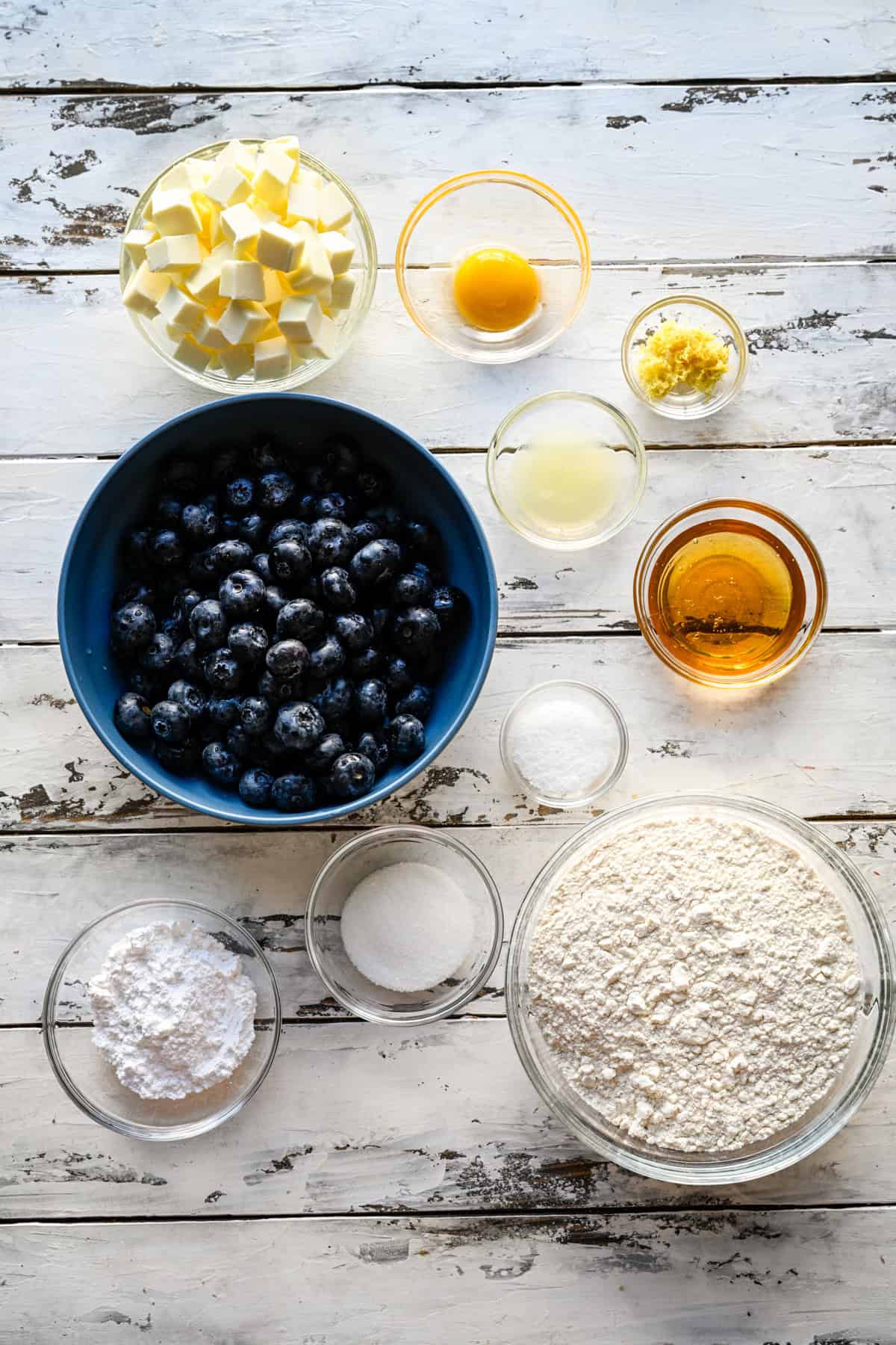 Bovenaanzicht van ingrediënten voor bosbessenpop-tarts.